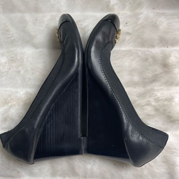 Tory Burch Caroline leather black wedge slipon shoes gold tone logo acce… - Picture 4 of 10